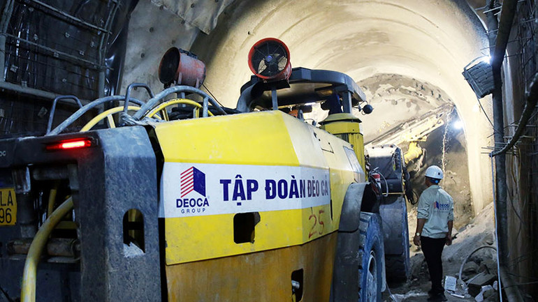 Tập đoàn Đèo Cả đưa máy móc hiện đại vào hiện trường khắc phục sự cố sạt lở hầm Chí Thạnh.