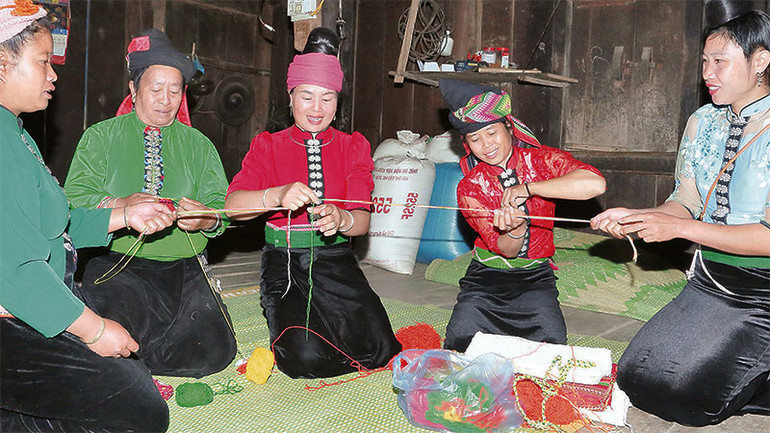 Mọi người tập trung tại nhà thầy mo để làm các đạo cụ bằng gỗ, tre, chỉ mầu, dựng cây “xặng bok”, gian thờ cúng để tổ chức nghi lễ.