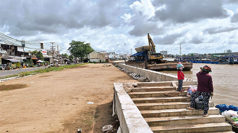 Đường phía trong kè sông Cần Thơ phải dừng thi công do thiếu cát.