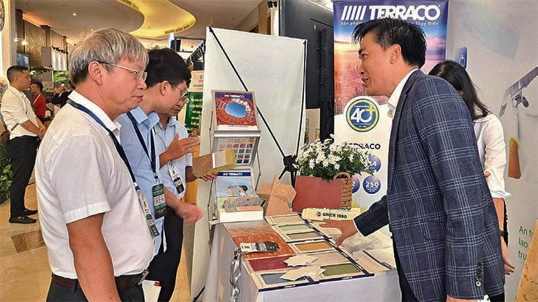 Đại biểu tìm hiểu thiết bị, vật liệu và công nghệ tiên tiến từ các nhà phát triển dự án, tổ chức quốc tế uy tín.