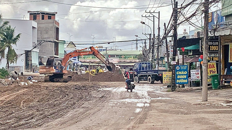 Đường Hoàng Quốc Việt nối Quốc lộ 91B với Đường tỉnh 923 không bảo đảm tiến độ thi công do chậm giải phóng mặt bằng và thiếu cát.