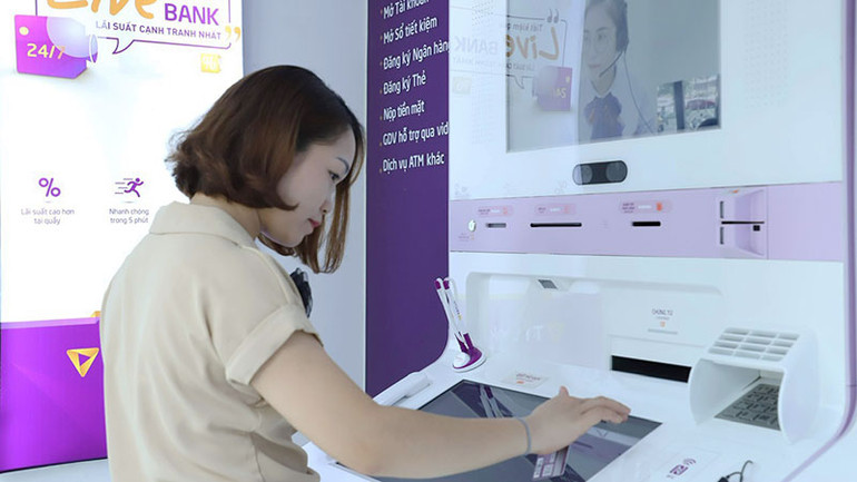 Khách hàng giao dịch tại Livebank của Ngân hàng Thương mại cổ phần Tiên Phong (TPBank). (Ảnh: MINH HÀ)