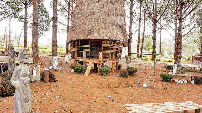 Tượng gỗ của người Mơ Nâm được trưng bày tại khuôn viên Đồi thông, Quảng trường trung tâm huyện Kon Plông. Tượng gỗ của người Mơ Nâm được trưng bày tại khuôn viên Đồi thông, Quảng trường trung tâm huyện Kon Plông.