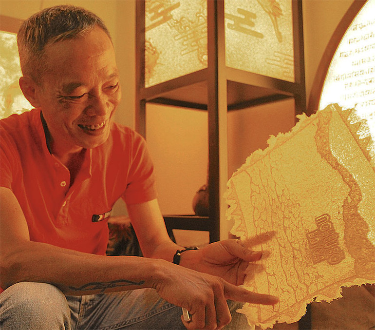 Mỗi tác phẩm tranh giấy dừa được làm nên bởi nhiều tâm sức.