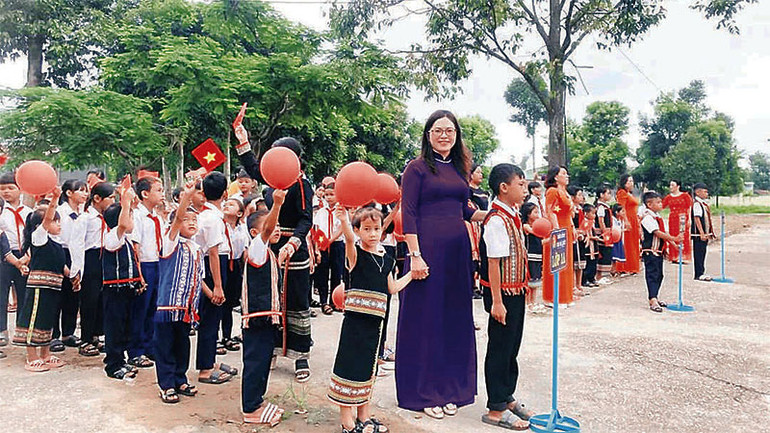Cô và trò Trường tiểu học Cao Bá Quát, thành phố Kon Tum trong Lễ khai giảng năm học mới.