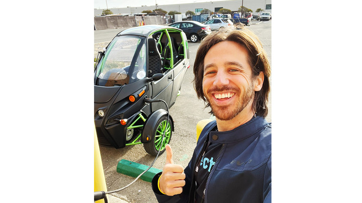 Phóng viên Micah Toll trải nghiệm dịch vụ xe điện tại Oslo. Ảnh: TWITTER Phóng viên Micah Toll trải nghiệm dịch vụ xe điện tại Oslo. Ảnh: TWITTER