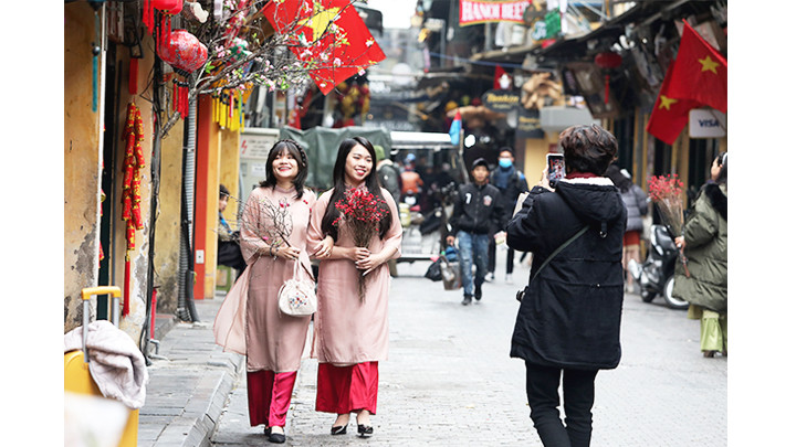 Xuân về trong phố cổ.