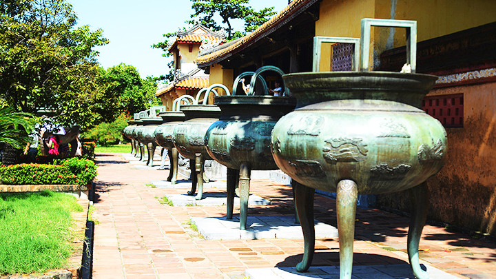 Triều Nguyễn xây cả một tòa nhà to lớn ngay trong thành nội làm Thế Miếu, để bàn thờ và linh vị các vua triều Nguyễn, trước sân lại bày 9 chiếc đỉnh đồng tượng trưng cho sự trường tồn của xã tắc. Tết đến, các vua Nguyễn đều đến đây để thắp hương cho Vua Gia Long và dòng tộc nhà Nguyễn.