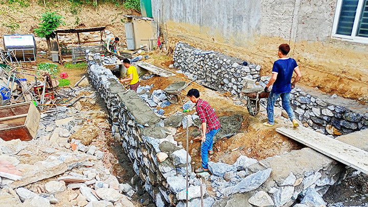 Bà Vang Thị Bình ở khối 1, thị trấn Mường Xén làm ngôi nhà thật chắc chắn để cuộc sống được an toàn hơn mỗi khi mưa lũ.