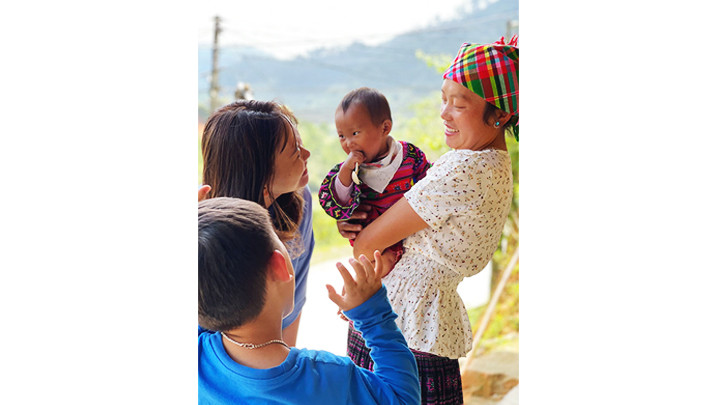 Chị Khang Thị Cở niềm nở đón khách.