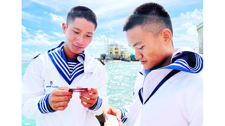 Bộ đội Trường Sa giữ trên tay tấm thẻ i-HR.