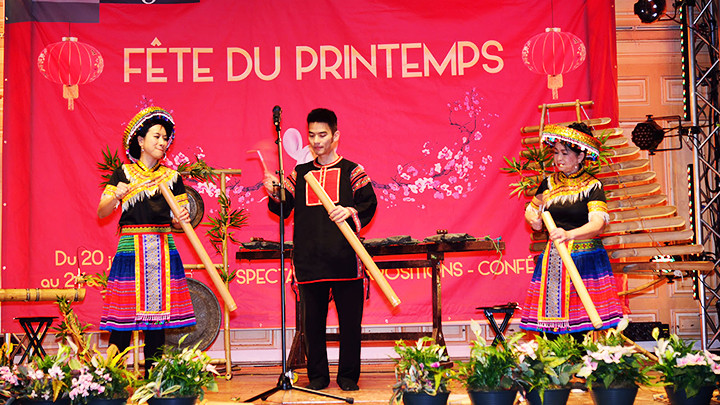 Cô Thụy Trang cùng học viên biểu diễn tại Lễ hội Mùa Xuân. Ảnh: NVCC