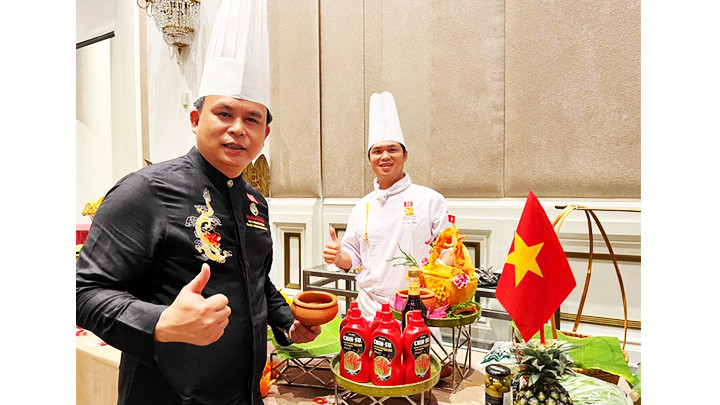 Nghệ nhân Lê Văn Khánh và Lê Văn Thành tại Thailand.