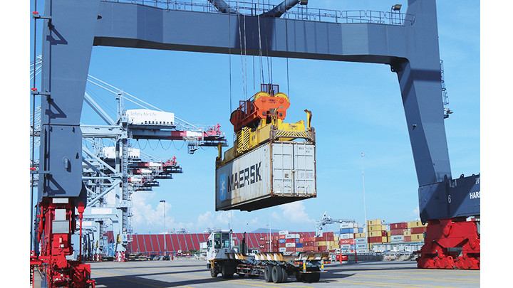 Cẩu hàng lên tàu.