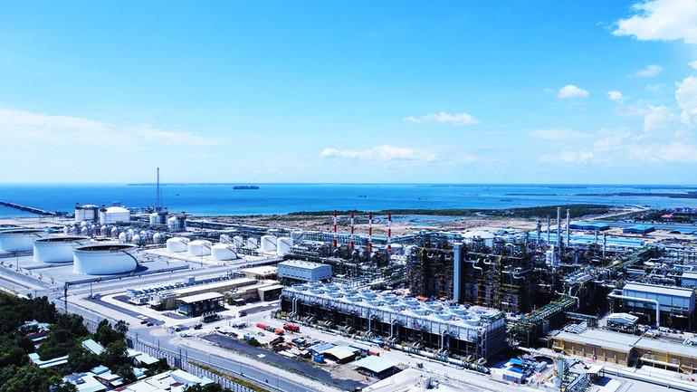 Một góc Tổ hợp hóa dầu Long Sơn đang vận hành thử.