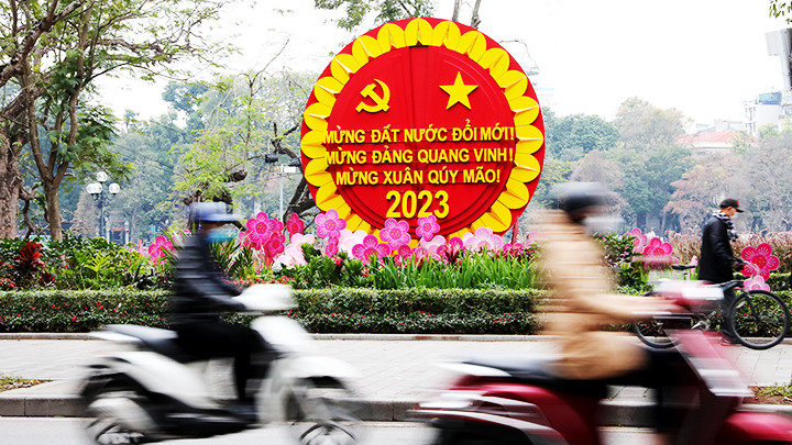 Nhiều tuyến phố đã rực rỡ với các cụm trang trí đón Xuân Quý Mão.