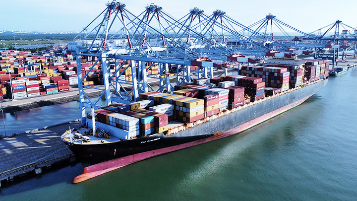 Tàu vận tải nước ngoài cập Cảng quốc tế Cái Mép nhận hàng xuất khẩu.