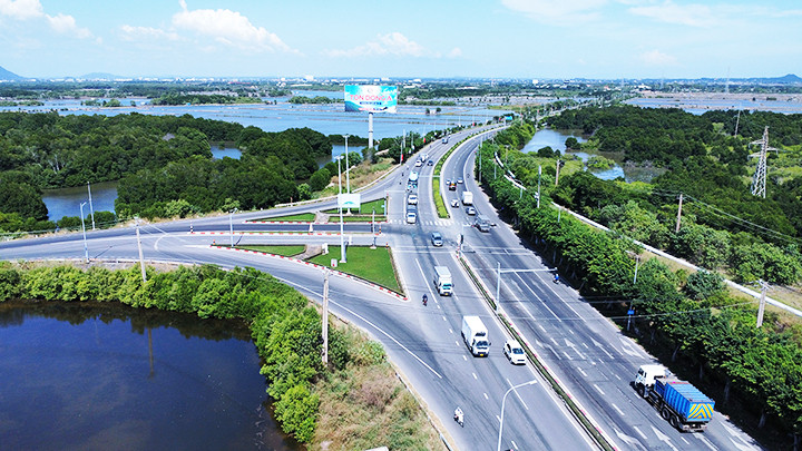 Đường nối từ quốc lộ 51 vào Tổ hợp hóa dầu Long Sơn.