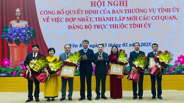 Chủ tịch Ủy ban nhân dân tỉnh Nguyễn Tuấn Anh trao Bằng khen và hoa chúc mừng các cá nhân có thành tích tiêu biểu. (Ảnh THANH SƠN) Chủ tịch Ủy ban nhân dân tỉnh Nguyễn Tuấn Anh trao Bằng khen và hoa chúc mừng các cá nhân có thành tích tiêu biểu. (Ảnh THANH SƠN)