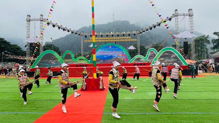 Một điệu múa khèn tại lễ hội. (Ảnh: THANH SƠN)