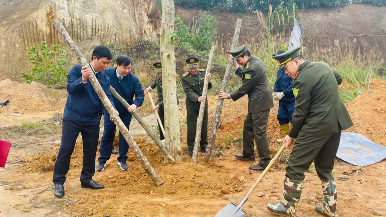 Cán bộ ngành nông nghiệp Yên Bái tham gia trồng cây. (Ảnh: THANH SƠN).