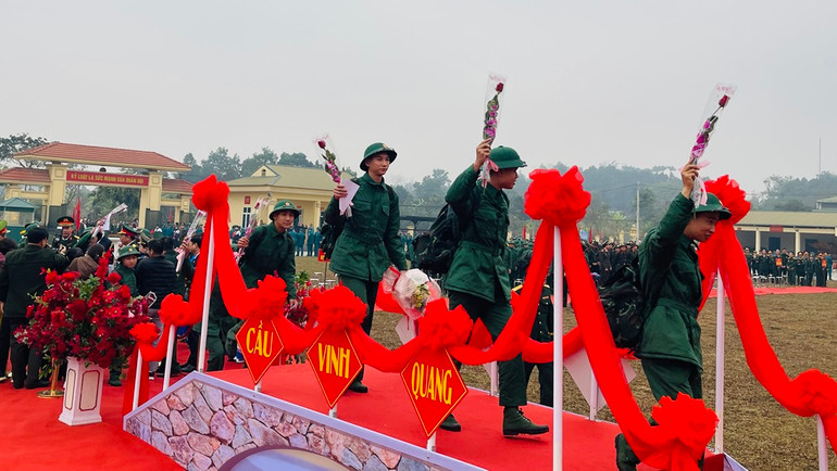 Các tân binh trên cầu Vinh Quang. (Ảnh: THANH SƠN)