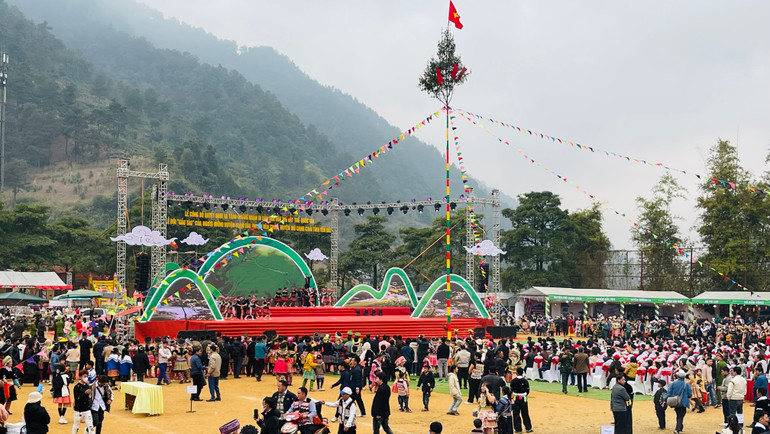 Cây nêu là biểu tượng của lễ hội. (Ảnh: THANH SƠN)