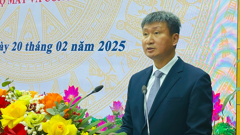 Bí thư Tỉnh ủy Trần Huy Tuấn phát biểu tại hội nghị. (Ảnh: THANH SƠN)