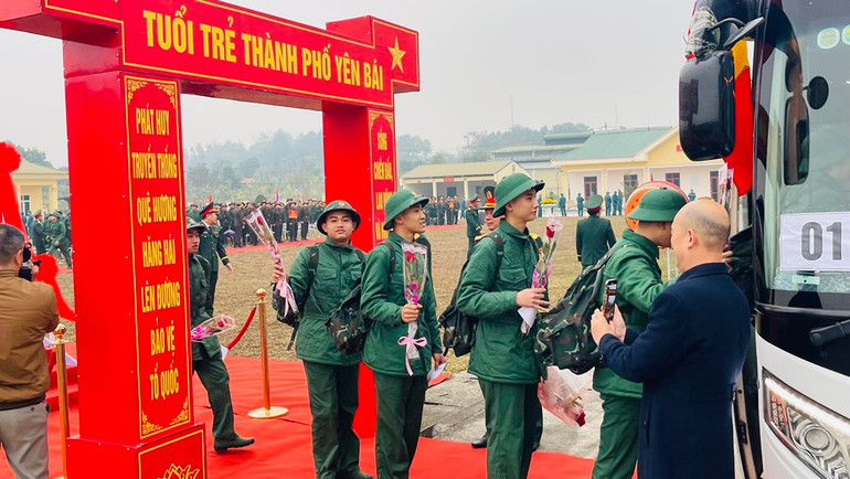 Tuổi trẻ thành phố Yên Bái lên xe về đơn vị huấn luyện chiến sĩ mới. (Ảnh: THANH SƠN)