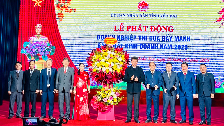 Lãnh đạo tỉnh Yên Bái tặng hoa chúc mừng Hiệp hội Doanh nghiệp tỉnh. (Ảnh: THANH SƠN)