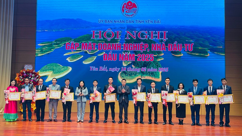 Tỉnh Yên Bái trao tặng bằng khen cho các doanh nghiệp có thành tích xuất sắc.(Ảnh: THANH SƠN)