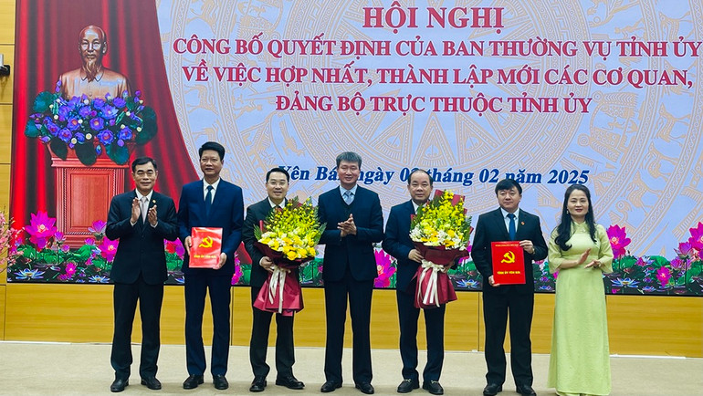 Bí thư Tỉnh ủy Trần Huy Tuấn tặng hoa chúc mừng hai Đảng bộ mới thành lập. (Ảnh THANH SƠN) Bí thư Tỉnh ủy Trần Huy Tuấn tặng hoa chúc mừng hai Đảng bộ mới thành lập. (Ảnh THANH SƠN)