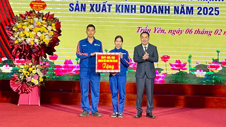 Lãnh đạo tỉnh tặng quà cho công nhân lao động. (Ảnh: THANH SƠN)