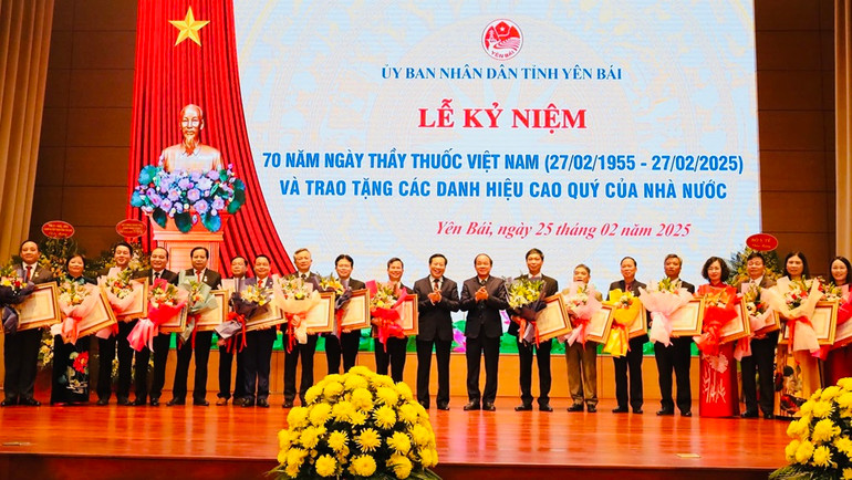 Các cá nhân được trao tặng danh hiệu cao quý tại buổi lễ. (Ảnh: THANH SƠN) Các cá nhân được trao tặng danh hiệu cao quý tại buổi lễ. (Ảnh: THANH SƠN)