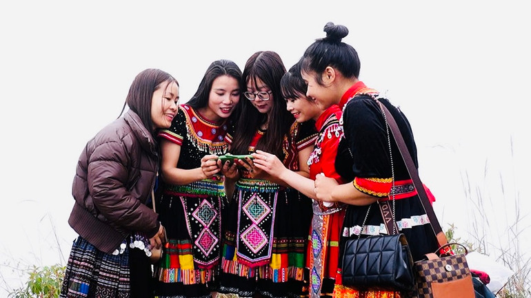 Nhân dân xã Túc Đán, huyện Trạm Tấu vui mừng có sóng điện thoại di động. (Ảnh: THANH SƠN)