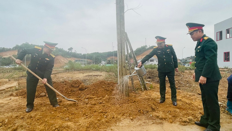 Cán bộ quân sự tỉnh tham gia trồng cây. (Ảnh: THANH SƠN)