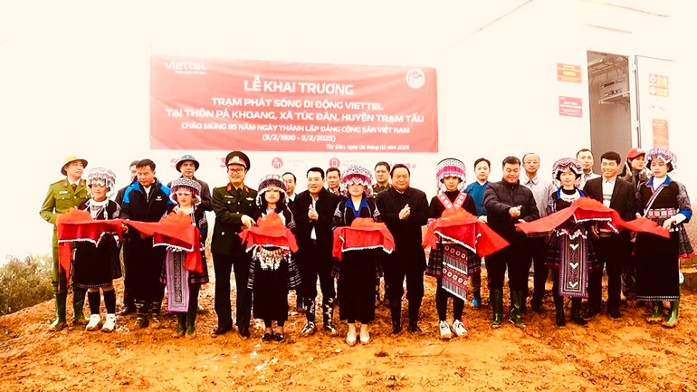 Toàn cảnh lễ cắt băng khánh thành trạm phát sóng di động. (Ảnh: THANH SƠN)