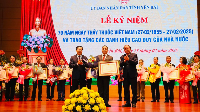 Các cá nhân nhận danh hiệu "Thầy thuốc Ưu tú". (Ảnh: THANH SƠN) Các cá nhân nhận danh hiệu "Thầy thuốc Ưu tú". (Ảnh: THANH SƠN)