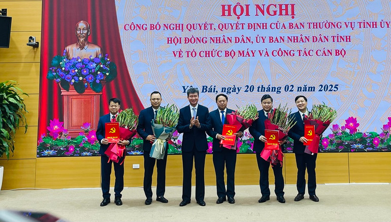 Bí thư Tỉnh ủy Trần Huy Tuấn tặng hoa chúc mừng các đồng chí nhận nhiệm vụ mới. (Ảnh: THANH SƠN)
