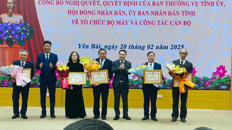 Chủ tịch Nguyễn Tuấn Anh trao Bằng khen đối với các đồng chí hoàn thành xuất sắc Nghị quyết 18. (Ảnh: THANH SƠN)