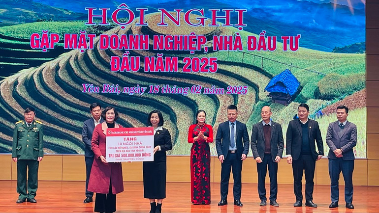 Các doanh nghiệp hỗ trợ an sinh xã hội cho tỉnh Yên Bái. (Ảnh: THANH SƠN)