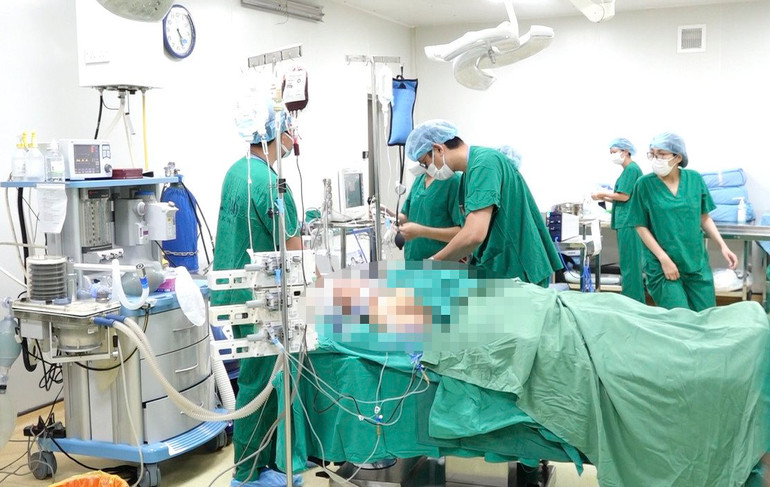 Các bác sĩ tiến hành ca phẫu thuật lấy tạng của người hiến tặng. (Ảnh: CACC)