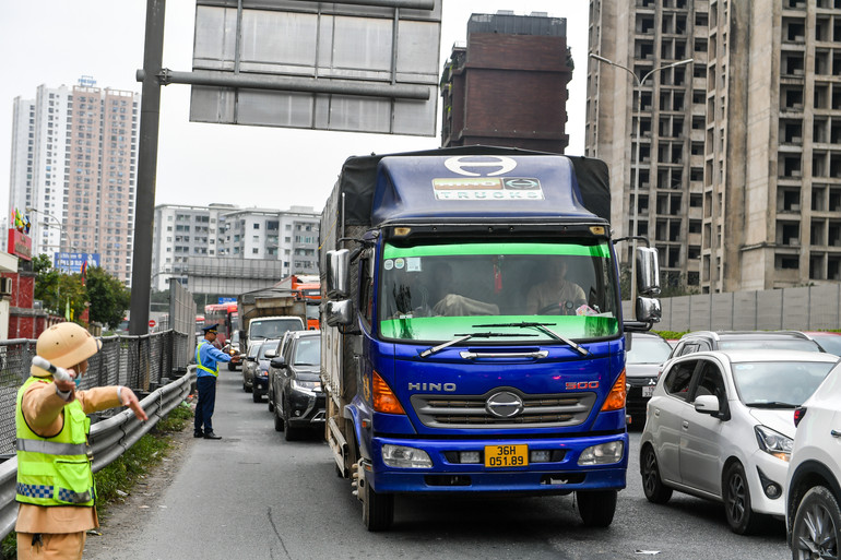 Lực lượng Cảnh sát giao thông và Công an các địa phương đã chủ động bố trí lực lượng, phương tiện, tăng cường xử lý vi phạm về trật tự an toàn giao thông.