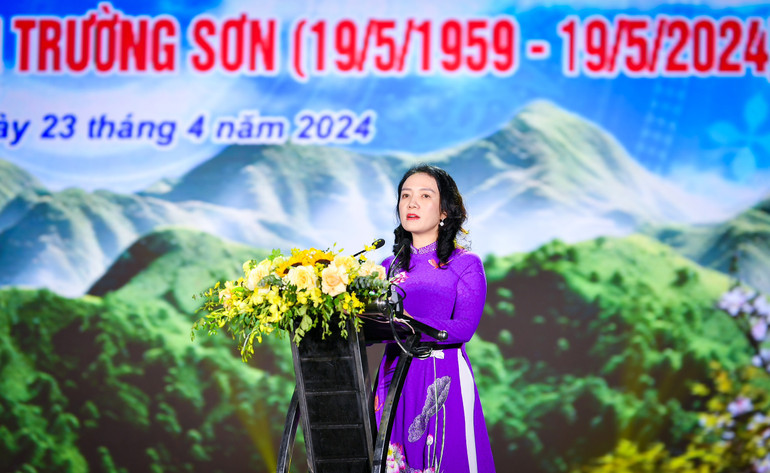 Giám đốc Sở Văn hóa và Thể thao tỉnh Nghệ An Trần Thị Mỹ Hạnh phát biểu tại lễ bế mạc. Giám đốc Sở Văn hóa và Thể thao tỉnh Nghệ An Trần Thị Mỹ Hạnh phát biểu tại lễ bế mạc.