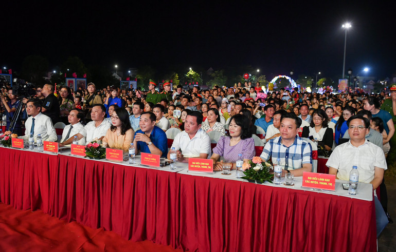 Các đại biểu tham dự lễ bế mạc. Các đại biểu tham dự lễ bế mạc.