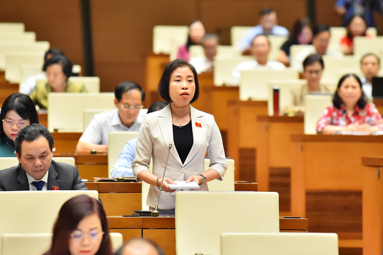 Đại biểu Phạm Thị Thanh Mai (đoàn Hà Nội) cho rằng, cần phải đánh giá toàn diện, đầy đủ về bức tranh nợ xây dựng cơ bản. (Ảnh: THỦY NGUYÊN)