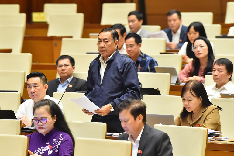 Đóng góp ý kiến tại Hội trường, đại biểu Phạm Văn Hòa (tỉnh Đồng Tháp) bày tỏ thống nhất phạm vi áp dụng trong toàn quốc.