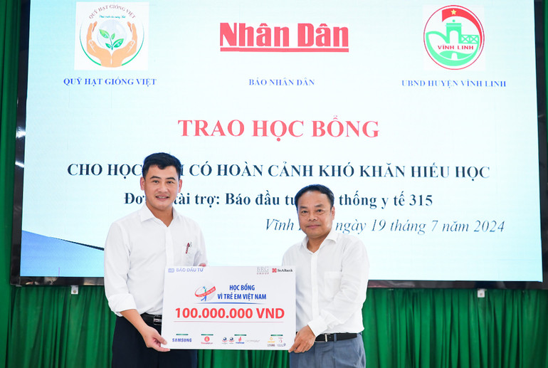 Trao học bổng trị giá 100 triệu đồng vì Trẻ em Việt Nam trị giá 100 triệu đồng cho đại diện huyện Vĩnh Linh. Học bổng do Báo Đầu tư tài trợ. Trao học bổng trị giá 100 triệu đồng vì Trẻ em Việt Nam trị giá 100 triệu đồng cho đại diện huyện Vĩnh Linh. Học bổng do Báo Đầu tư tài trợ.