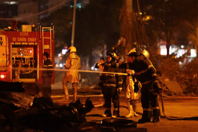 Lực lượng chức năng nỗ lực khống chế đám cháy tại đường Nguyễn Cảnh Dị. Lực lượng chức năng nỗ lực khống chế đám cháy tại đường Nguyễn Cảnh Dị.