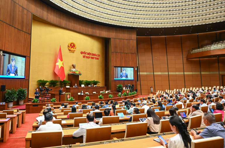 Quang cảnh phiên họp sáng 1/11. (Ảnh: DUY LINH)